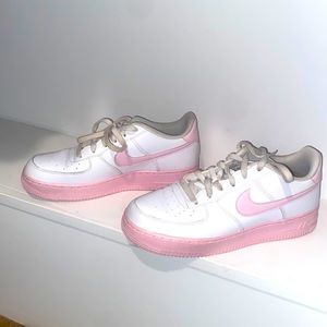 White/pink AF 1’s